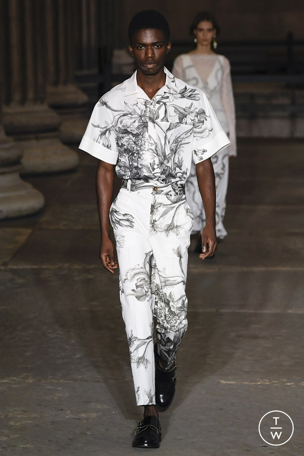 Fashion Week London Spring/Summer 2022 look 23 from the Erdem collection 女装