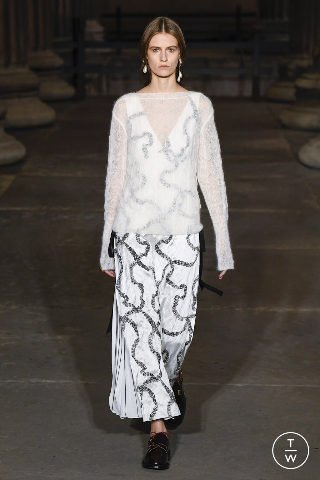 Fashion Week London Spring/Summer 2022 look 24 from the Erdem collection 女装