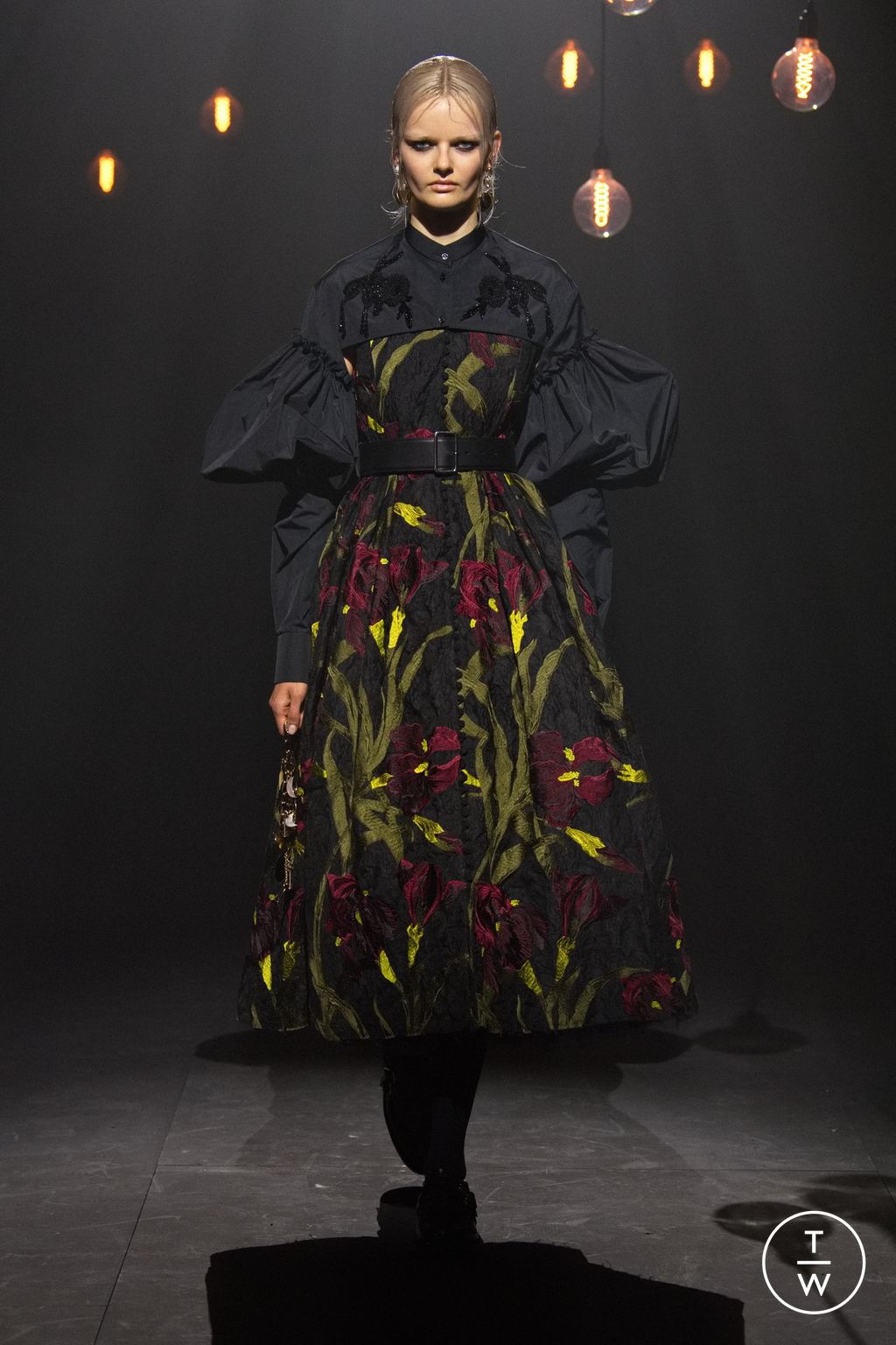 Fashion Week London Fall/Winter 2023 look 13 from the Erdem collection 女装