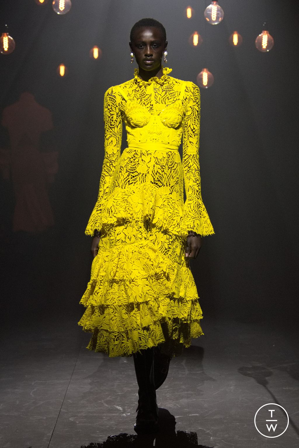 Fashion Week London Fall/Winter 2023 look 14 from the Erdem collection 女装