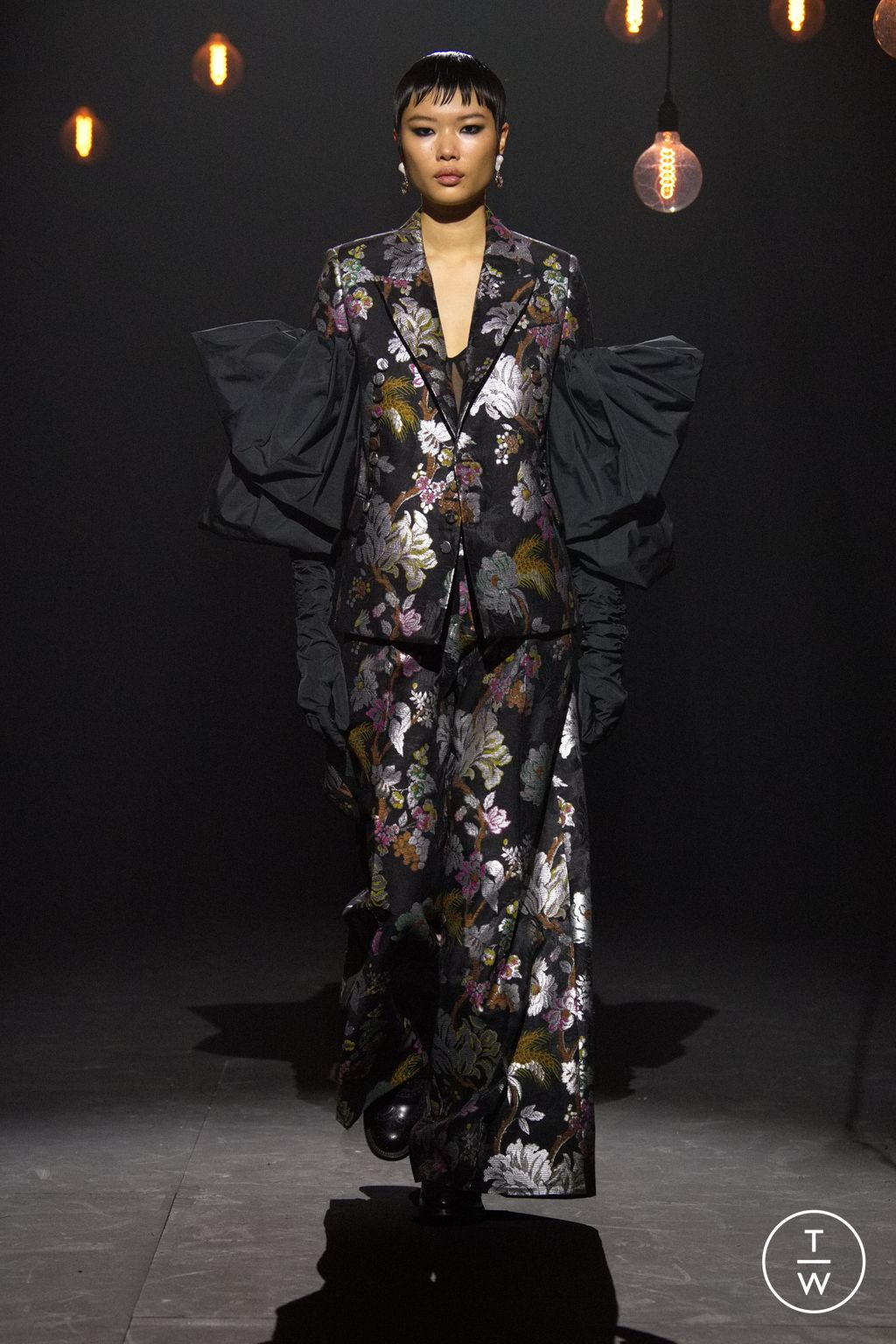 Fashion Week London Fall/Winter 2023 look 17 from the Erdem collection 女装