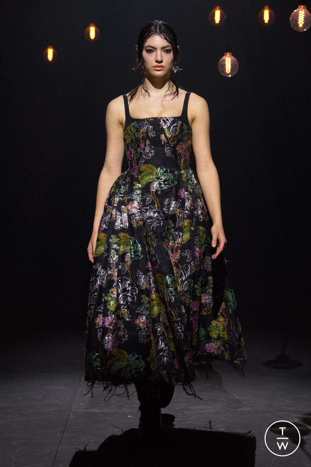 Fashion Week London Fall/Winter 2023 look 19 from the Erdem collection 女装
