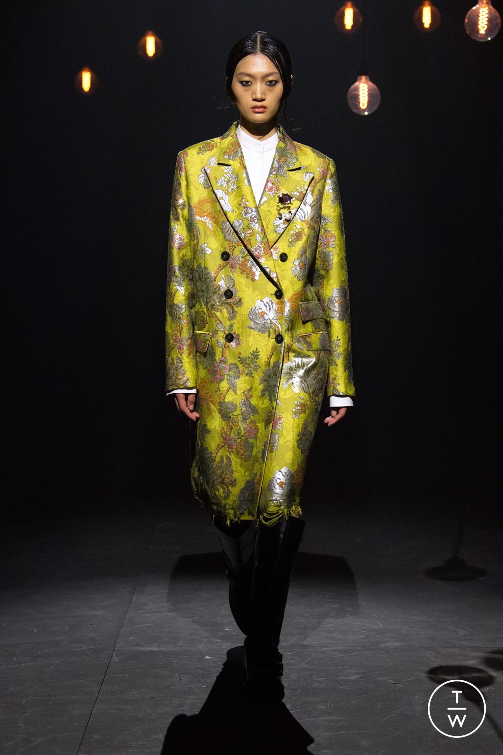 Fashion Week London Fall/Winter 2023 look 20 from the Erdem collection 女装