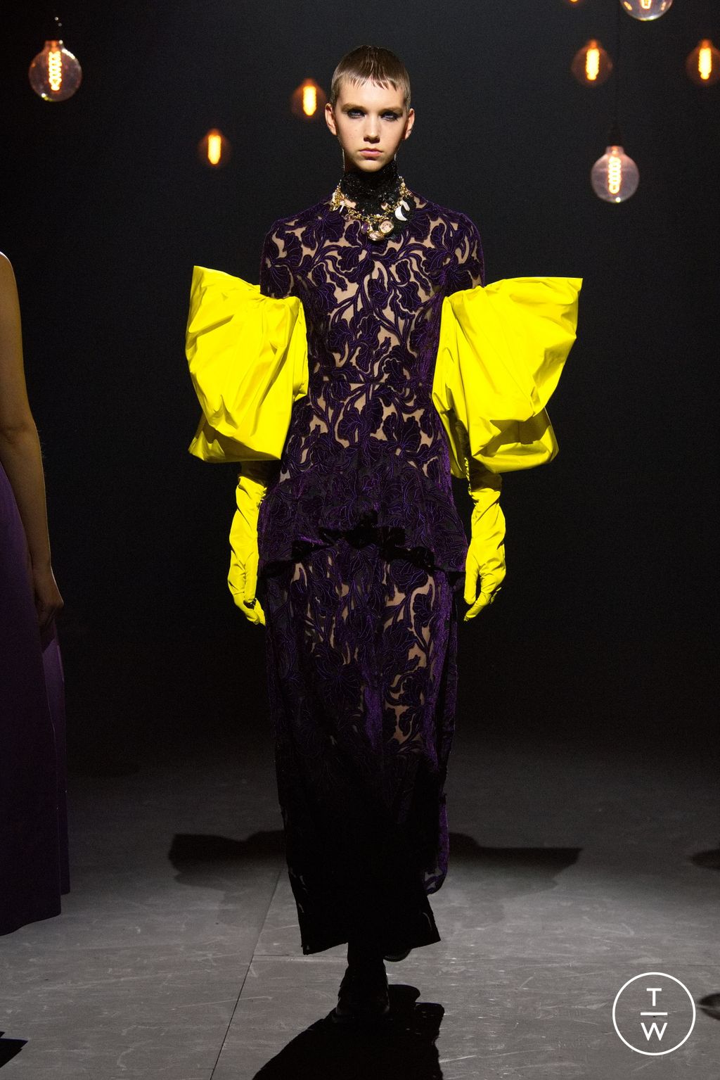 Fashion Week London Fall/Winter 2023 look 26 de la collection Erdem womenswear