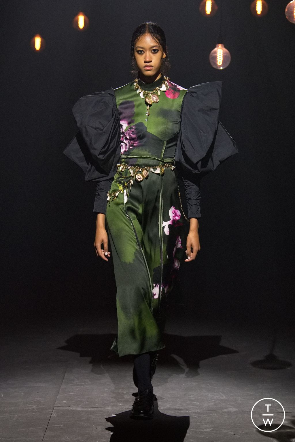 Fashion Week London Fall/Winter 2023 look 32 from the Erdem collection womenswear