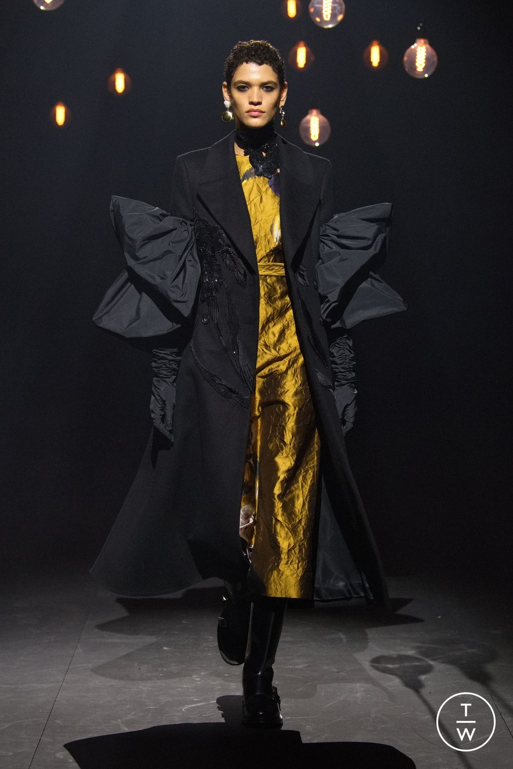 Fashion Week London Fall/Winter 2023 look 37 from the Erdem collection womenswear