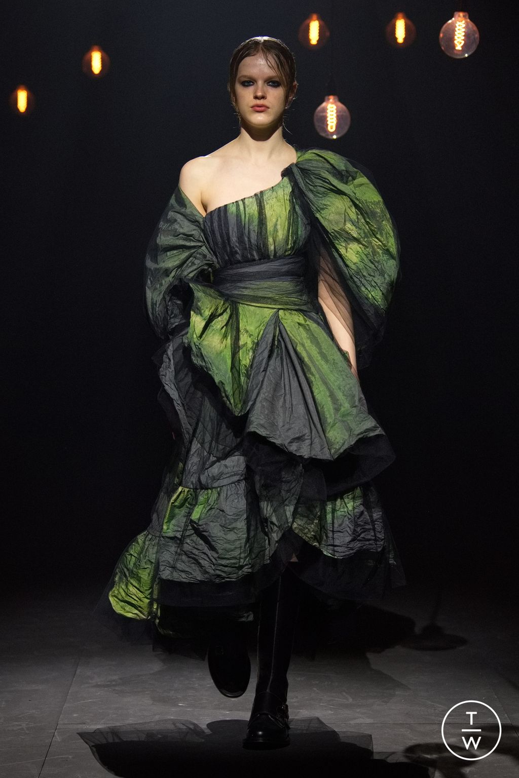 Fashion Week London Fall/Winter 2023 look 39 from the Erdem collection 女装