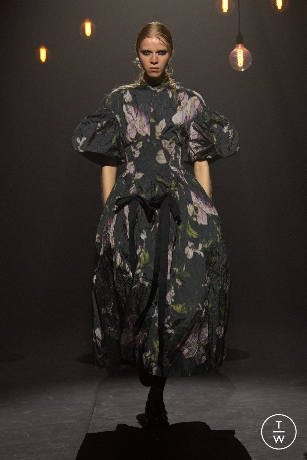 Fashion Week London Fall/Winter 2023 look 4 from the Erdem collection womenswear