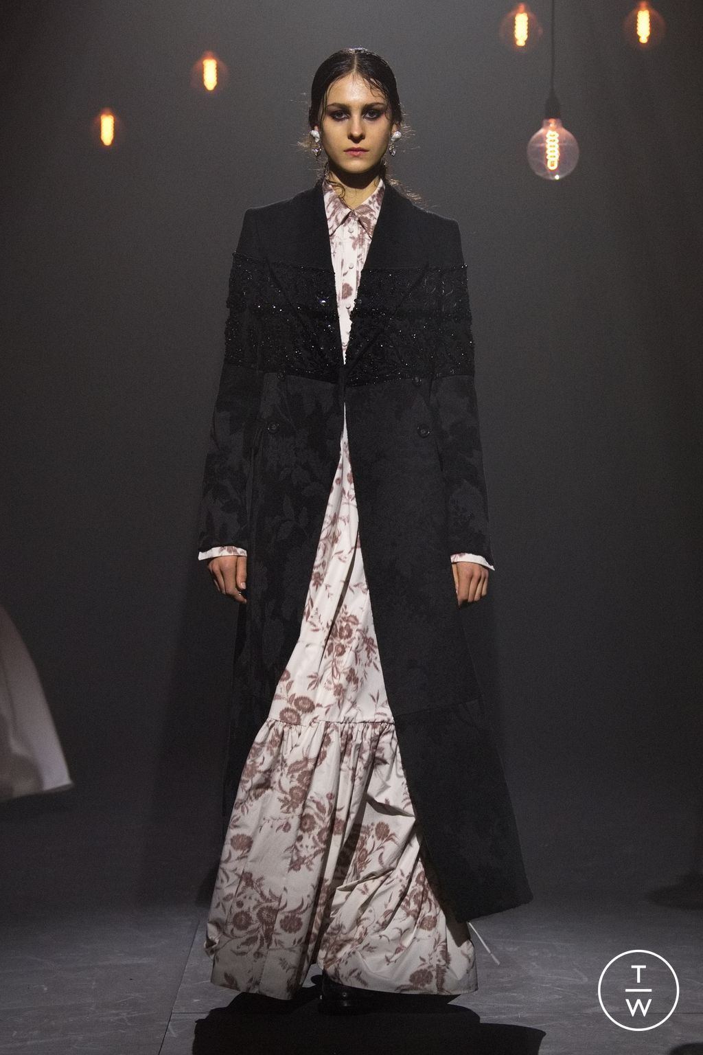 Fashion Week London Fall/Winter 2023 look 6 from the Erdem collection 女装