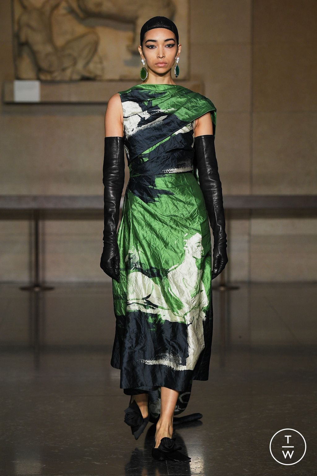 Fashion Week London Fall/Winter 2024 look 17 from the Erdem collection 女装