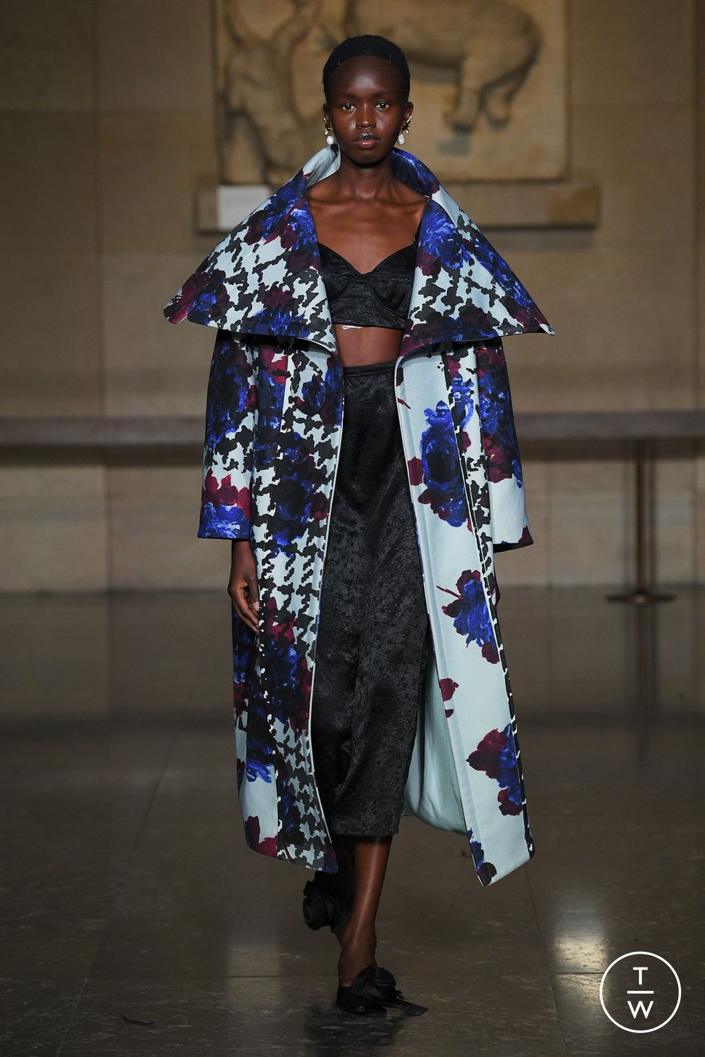 Fashion Week London Fall/Winter 2024 look 24 from the Erdem collection 女装