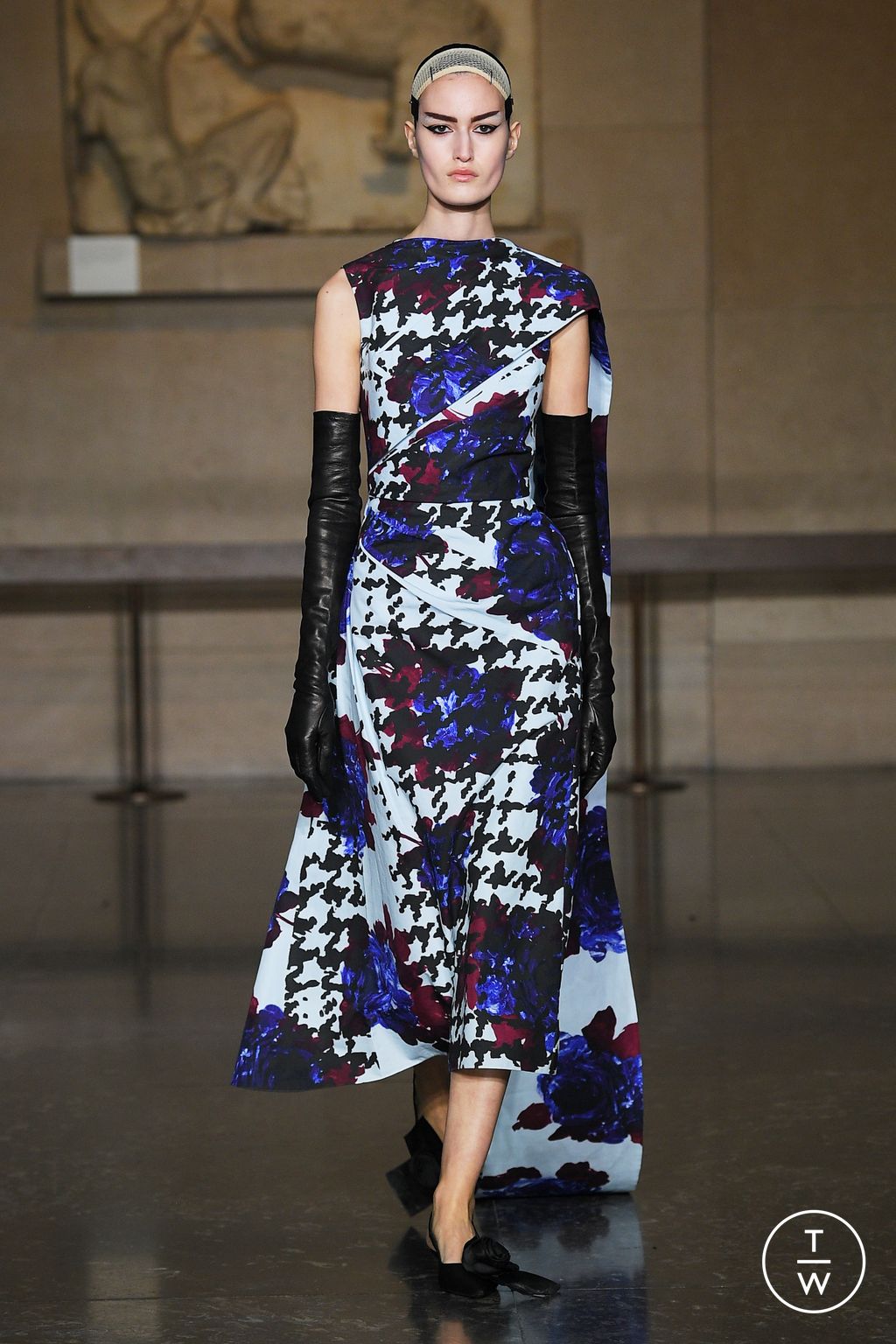Fashion Week London Fall/Winter 2024 look 26 from the Erdem collection 女装
