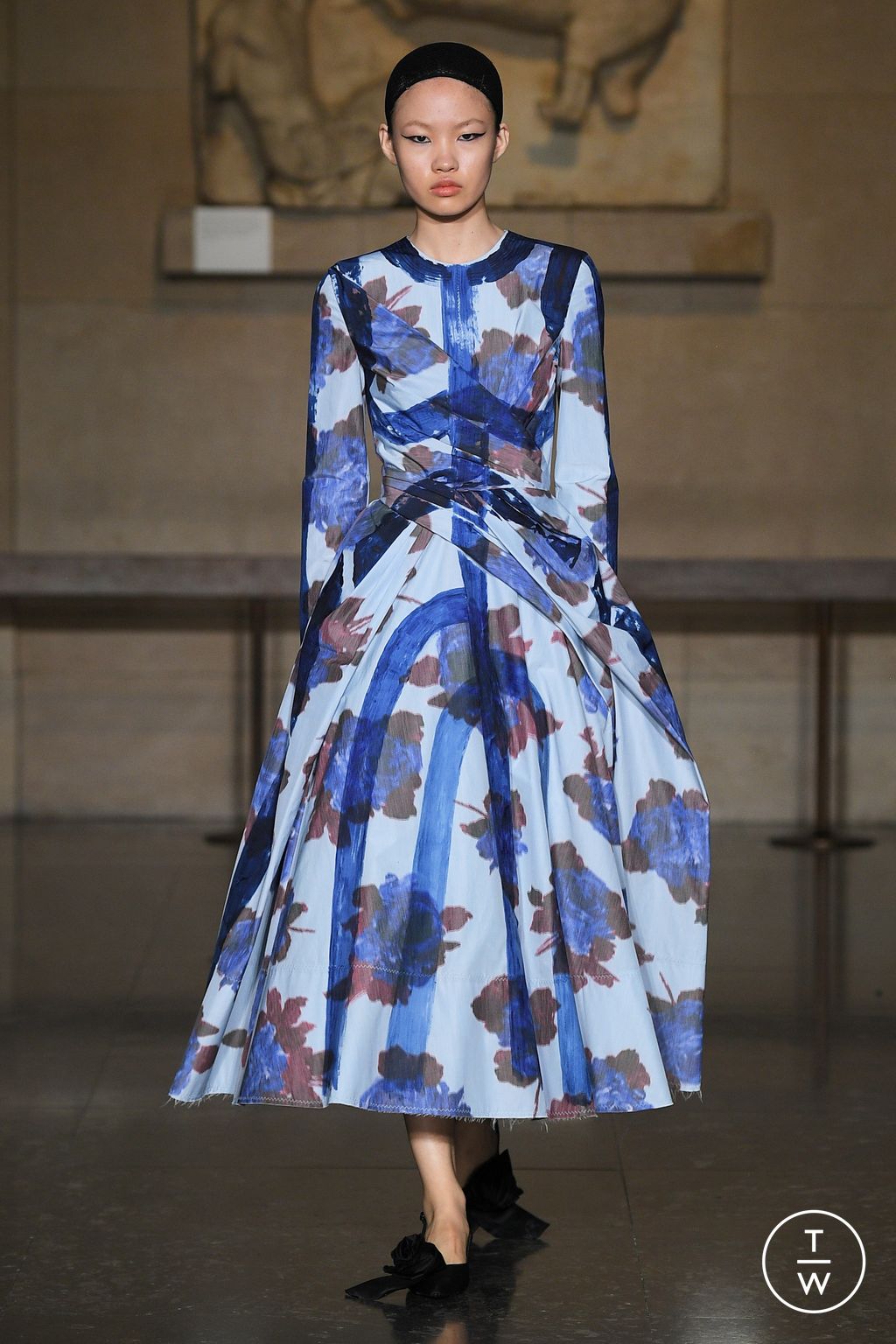 Fashion Week London Fall/Winter 2024 look 28 from the Erdem collection 女装