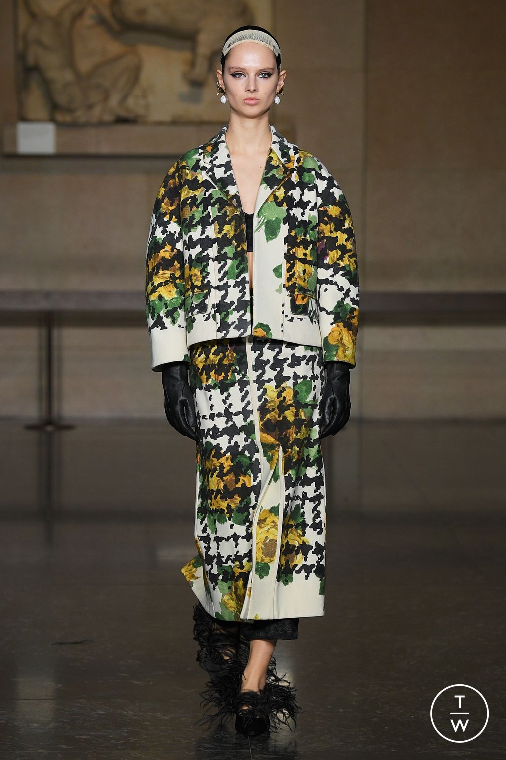Fashion Week London Fall/Winter 2024 look 3 from the Erdem collection 女装