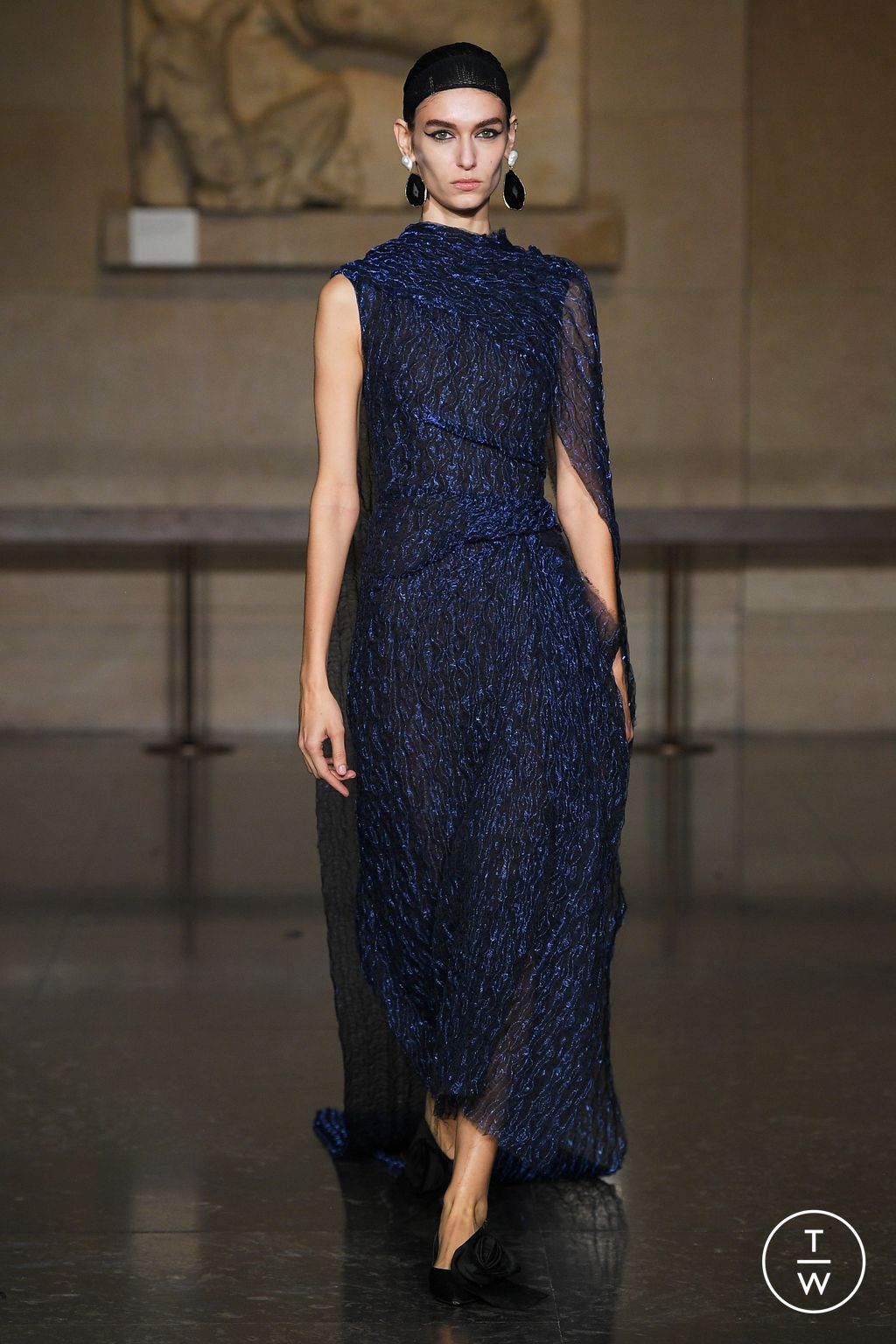 Fashion Week London Fall/Winter 2024 look 30 from the Erdem collection 女装