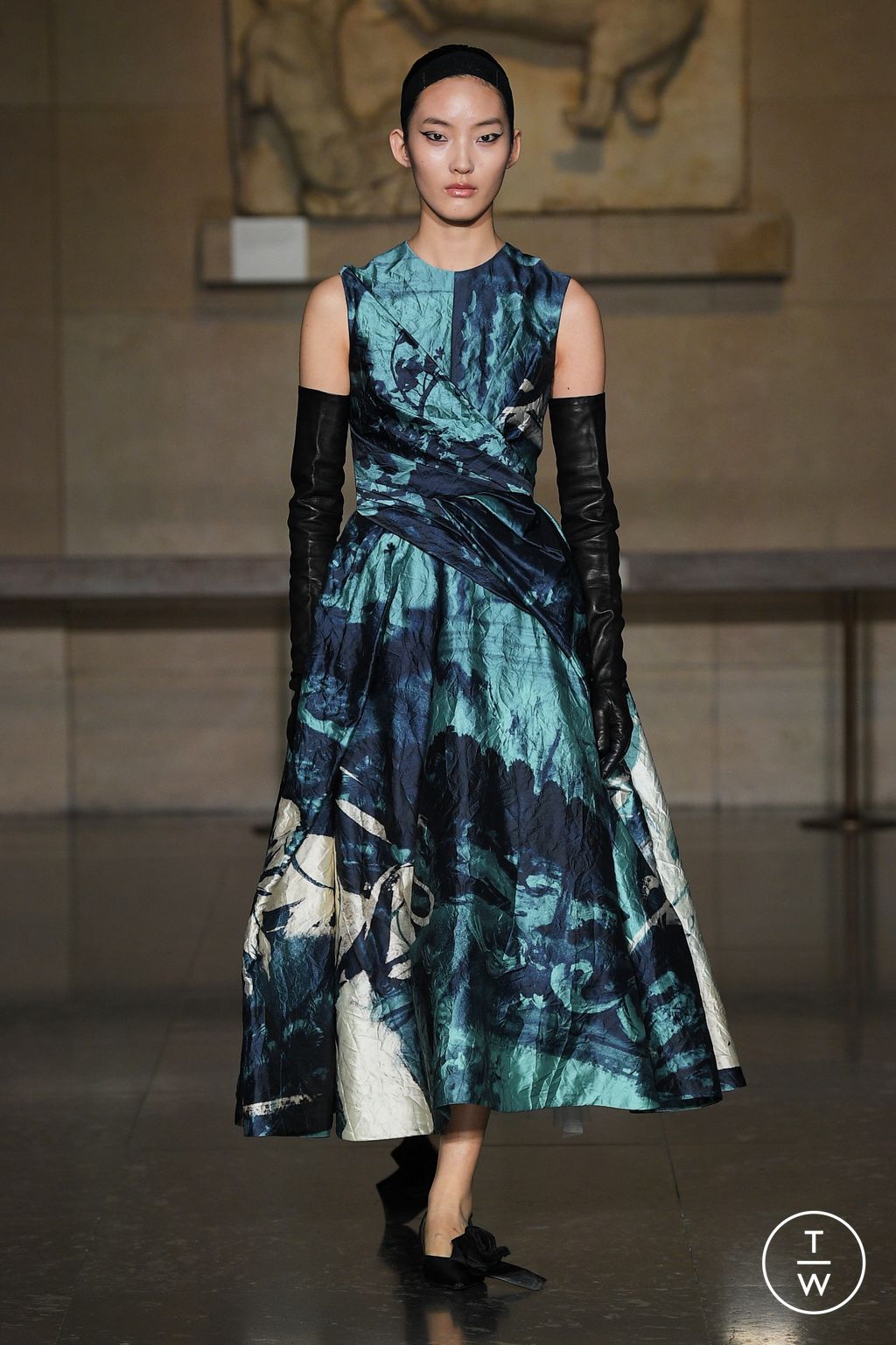 Fashion Week London Fall/Winter 2024 look 32 from the Erdem collection 女装