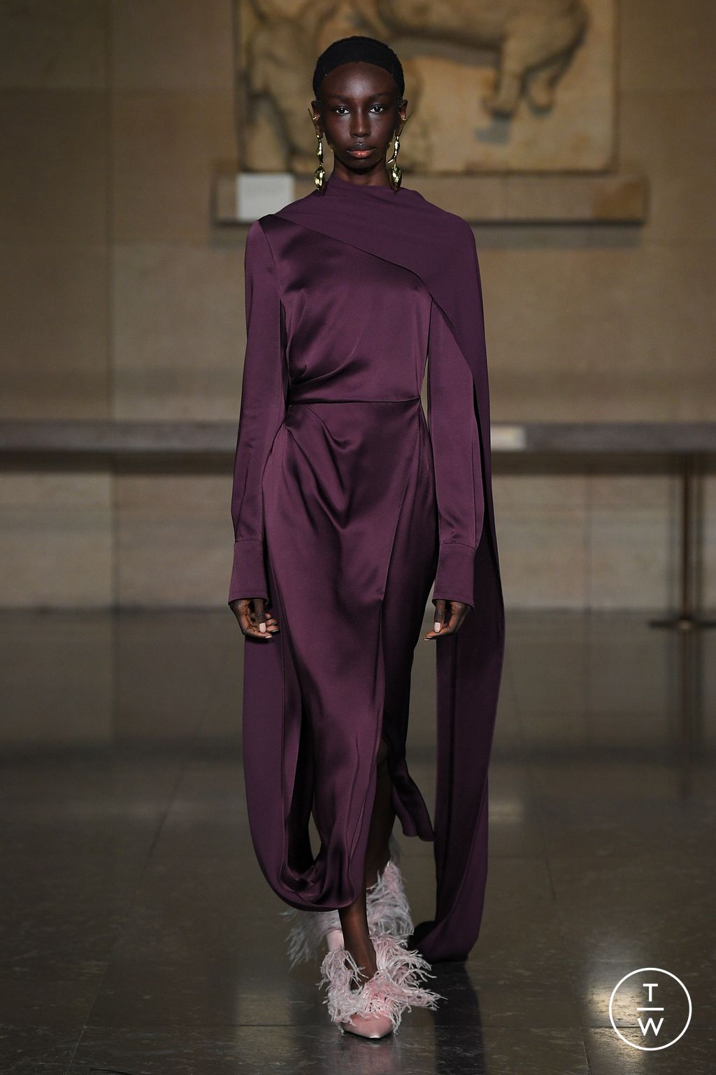 Fashion Week London Fall/Winter 2024 look 33 from the Erdem collection 女装