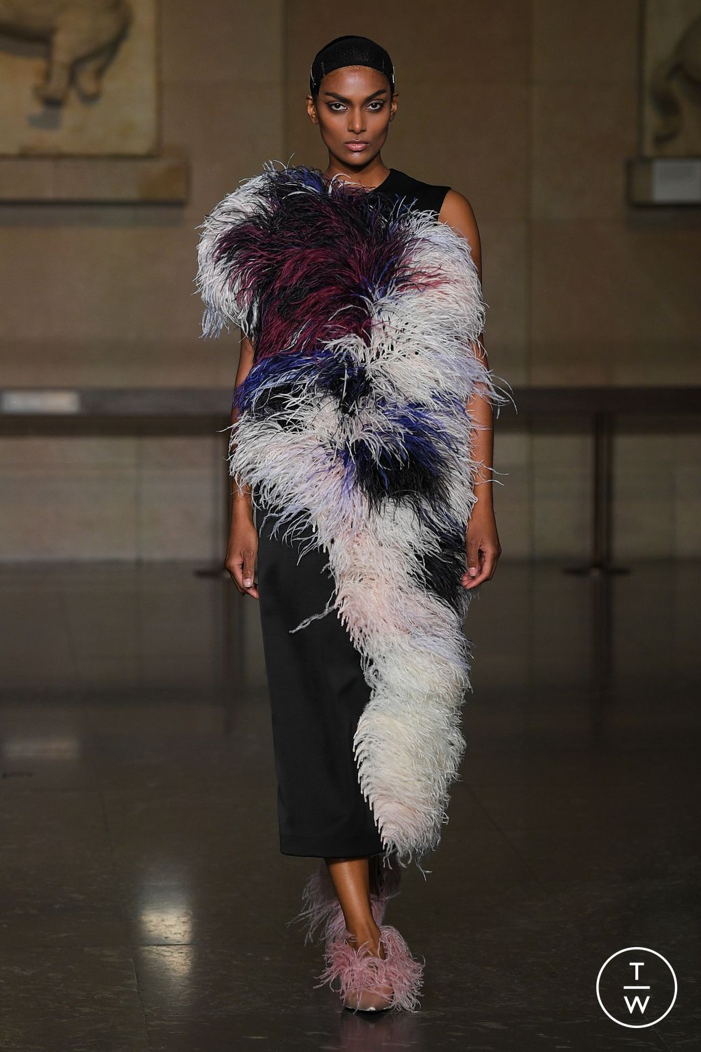 Fashion Week London Fall/Winter 2024 look 37 from the Erdem collection 女装