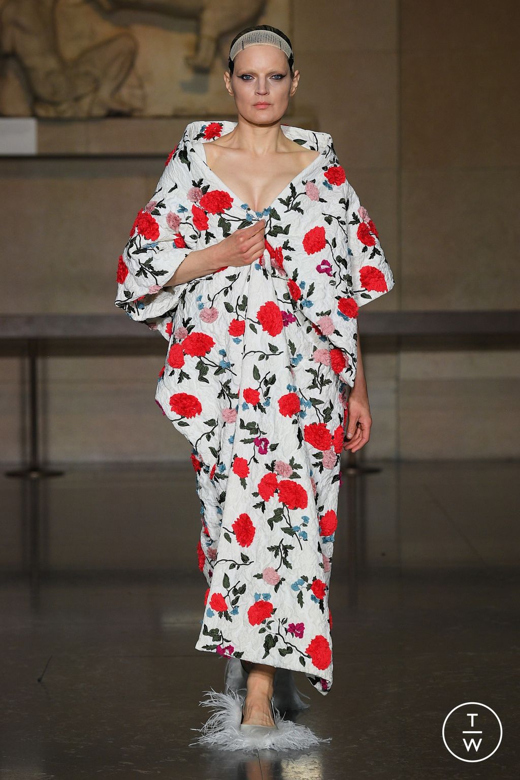 Fashion Week London Fall/Winter 2024 look 43 from the Erdem collection 女装