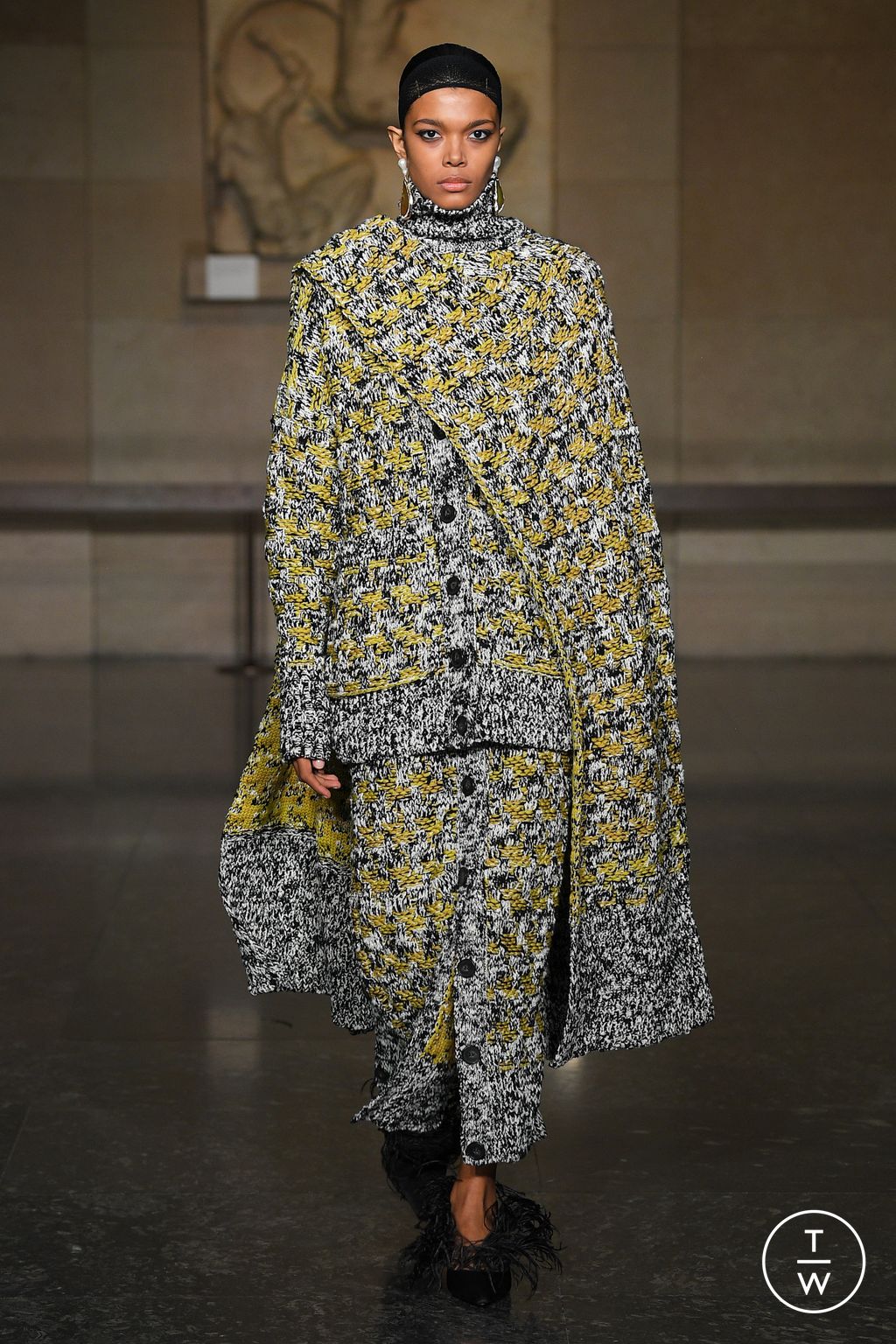 Fashion Week London Fall/Winter 2024 look 9 from the Erdem collection 女装