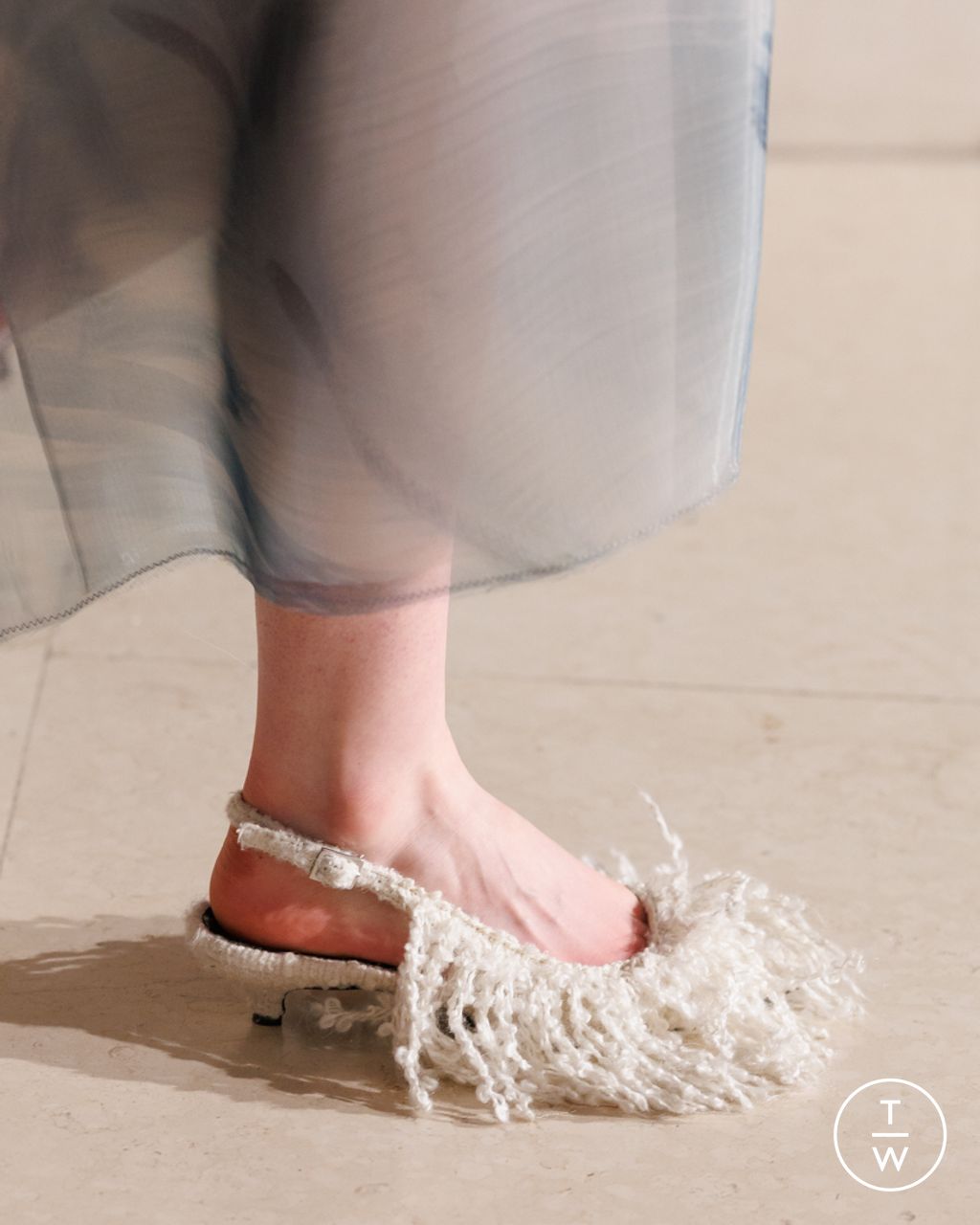 Fashion Week London Fall/Winter 2025 look 12 de la collection Erdem womenswear accessories