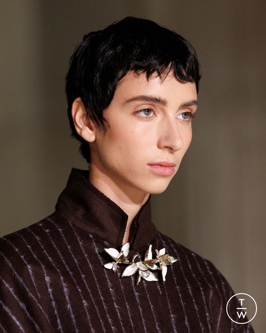 Fashion Week London Fall/Winter 2025 look 16 de la collection Erdem womenswear accessories