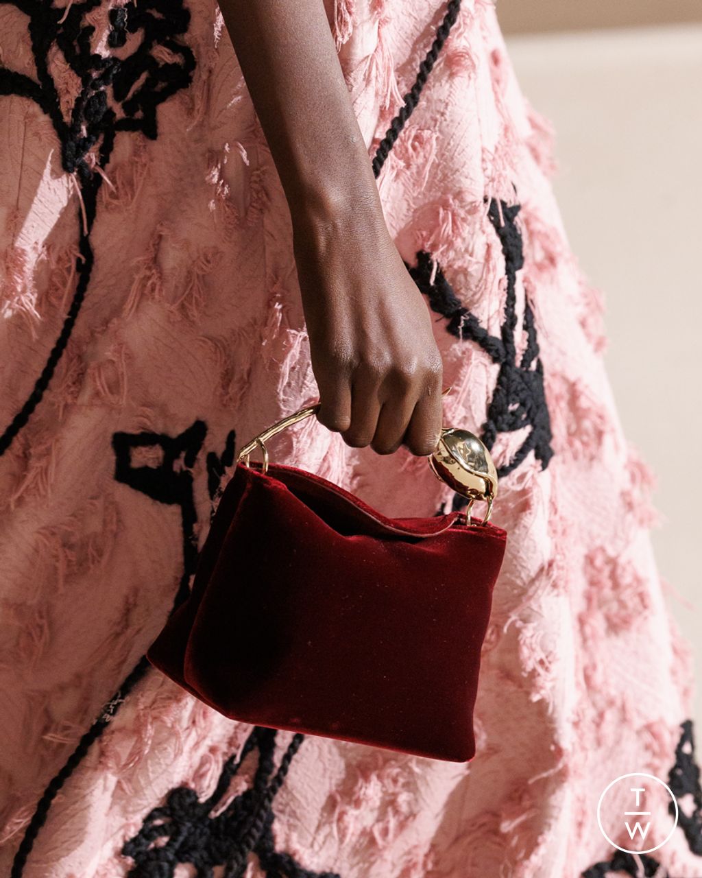 Fashion Week London Fall/Winter 2025 look 19 de la collection Erdem womenswear accessories