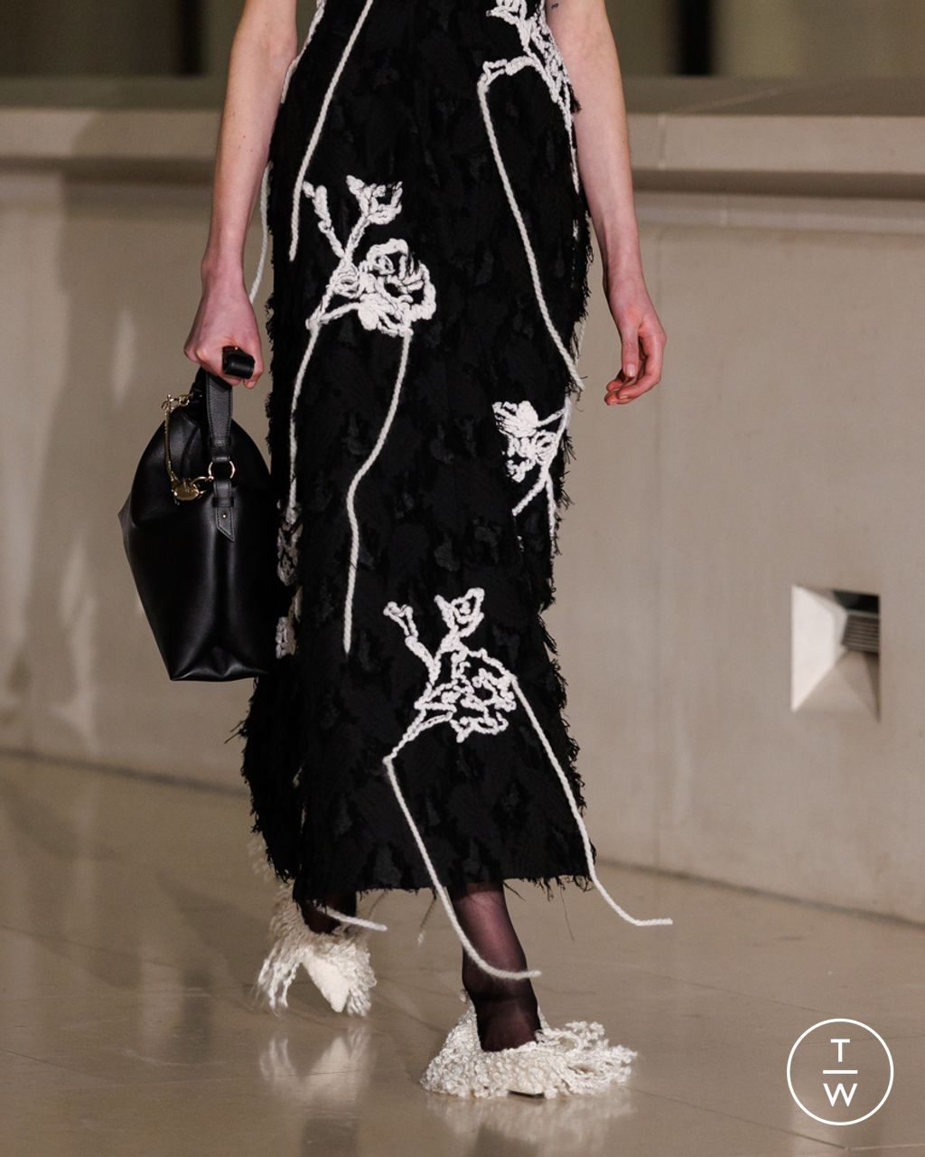 Fashion Week London Fall/Winter 2025 look 22 de la collection Erdem womenswear accessories