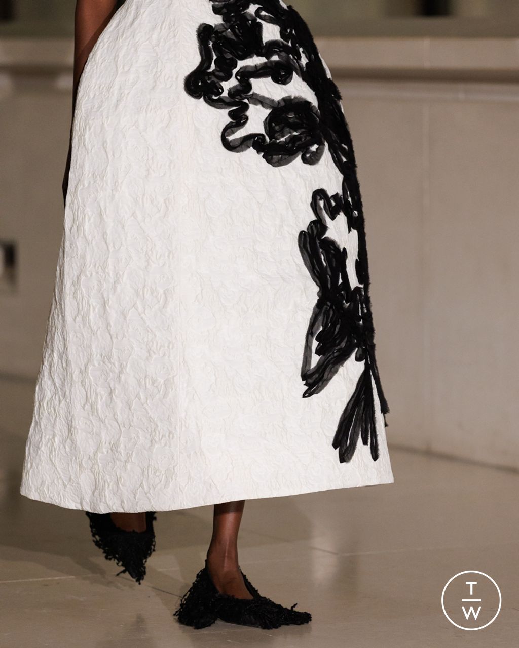 Fashion Week London Fall/Winter 2025 look 24 de la collection Erdem womenswear accessories