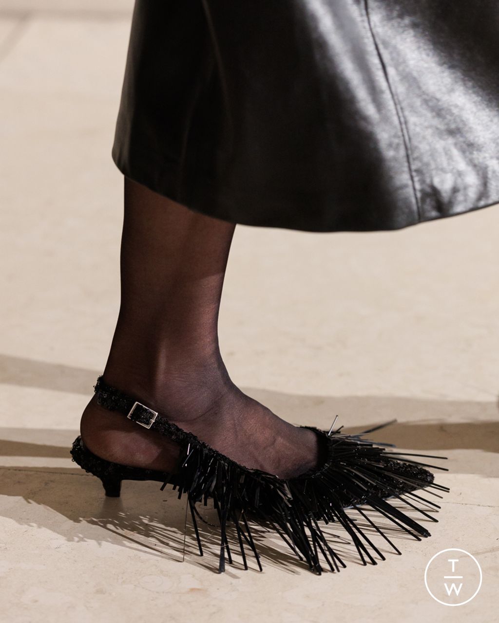 Fashion Week London Fall/Winter 2025 look 27 de la collection Erdem womenswear accessories