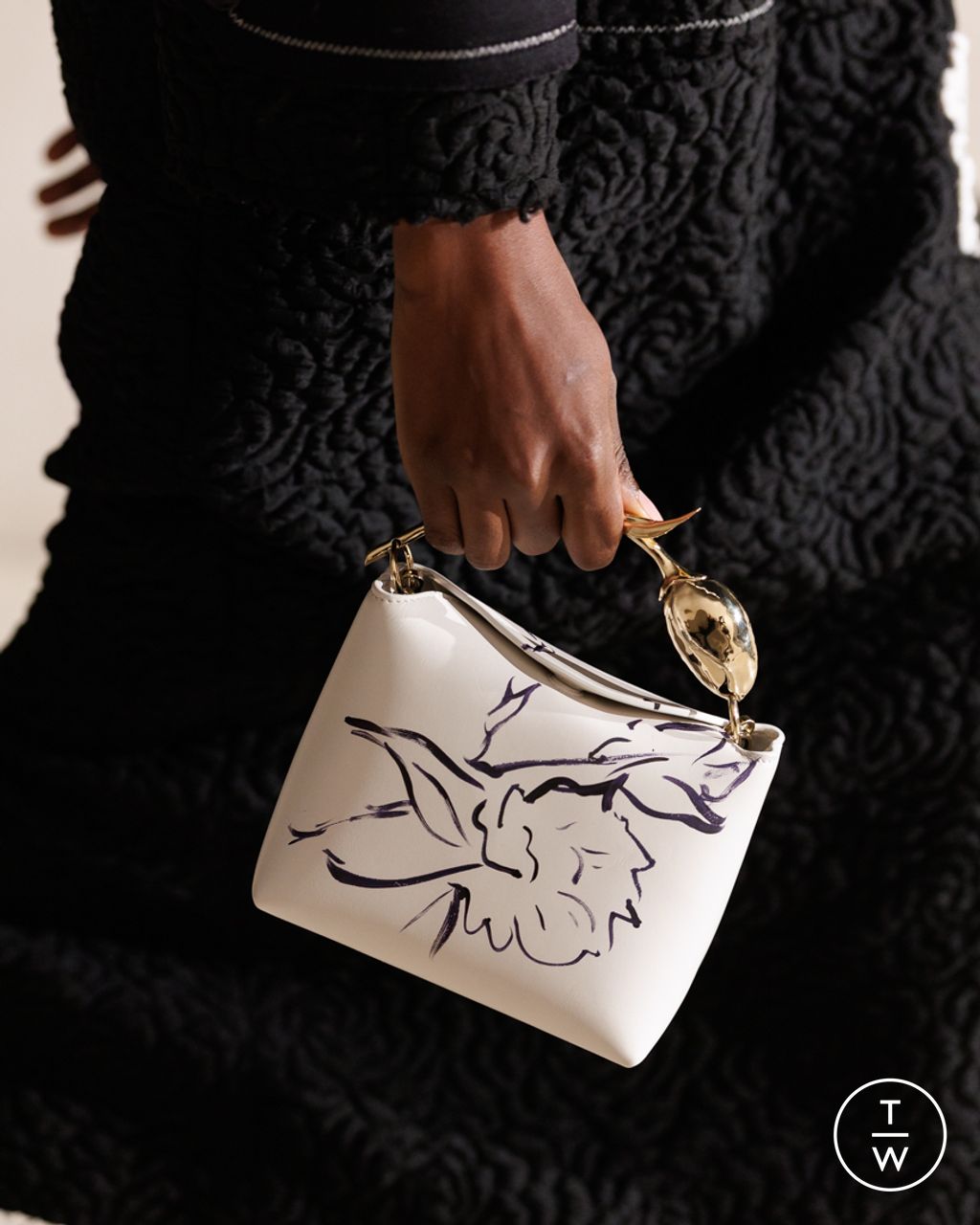 Fashion Week London Fall/Winter 2025 look 2 de la collection Erdem womenswear accessories