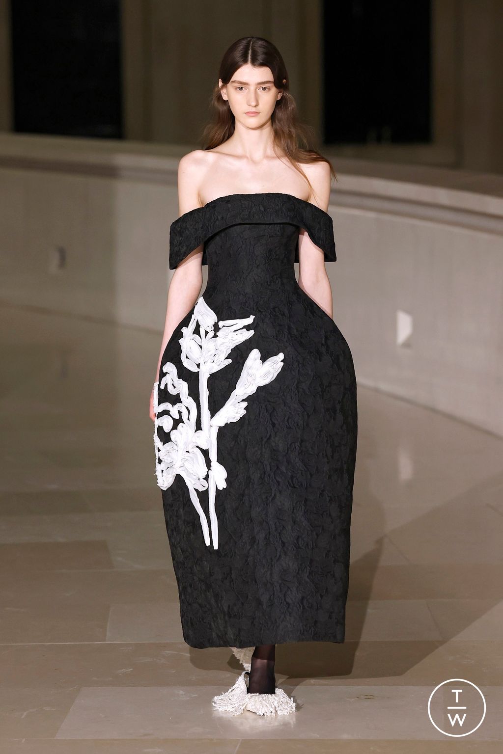 Fashion Week London Fall/Winter 2025 look 19 from the Erdem collection 女装