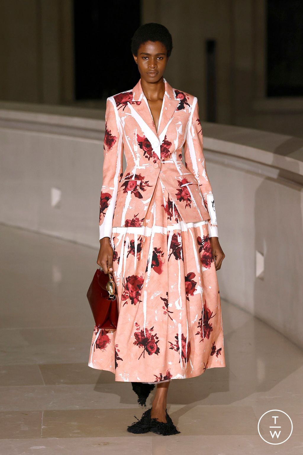 Fashion Week London Fall/Winter 2025 look 32 from the Erdem collection womenswear