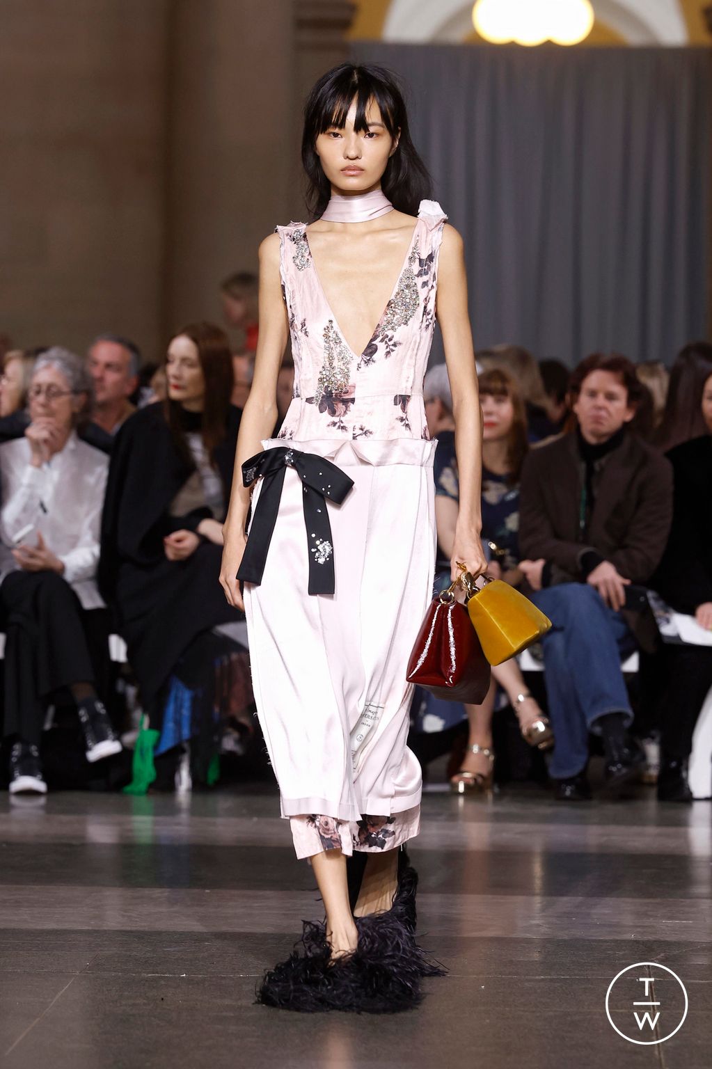 Fashion Week London Fall/Winter 2026 look 25 from the Erdem collection 女装