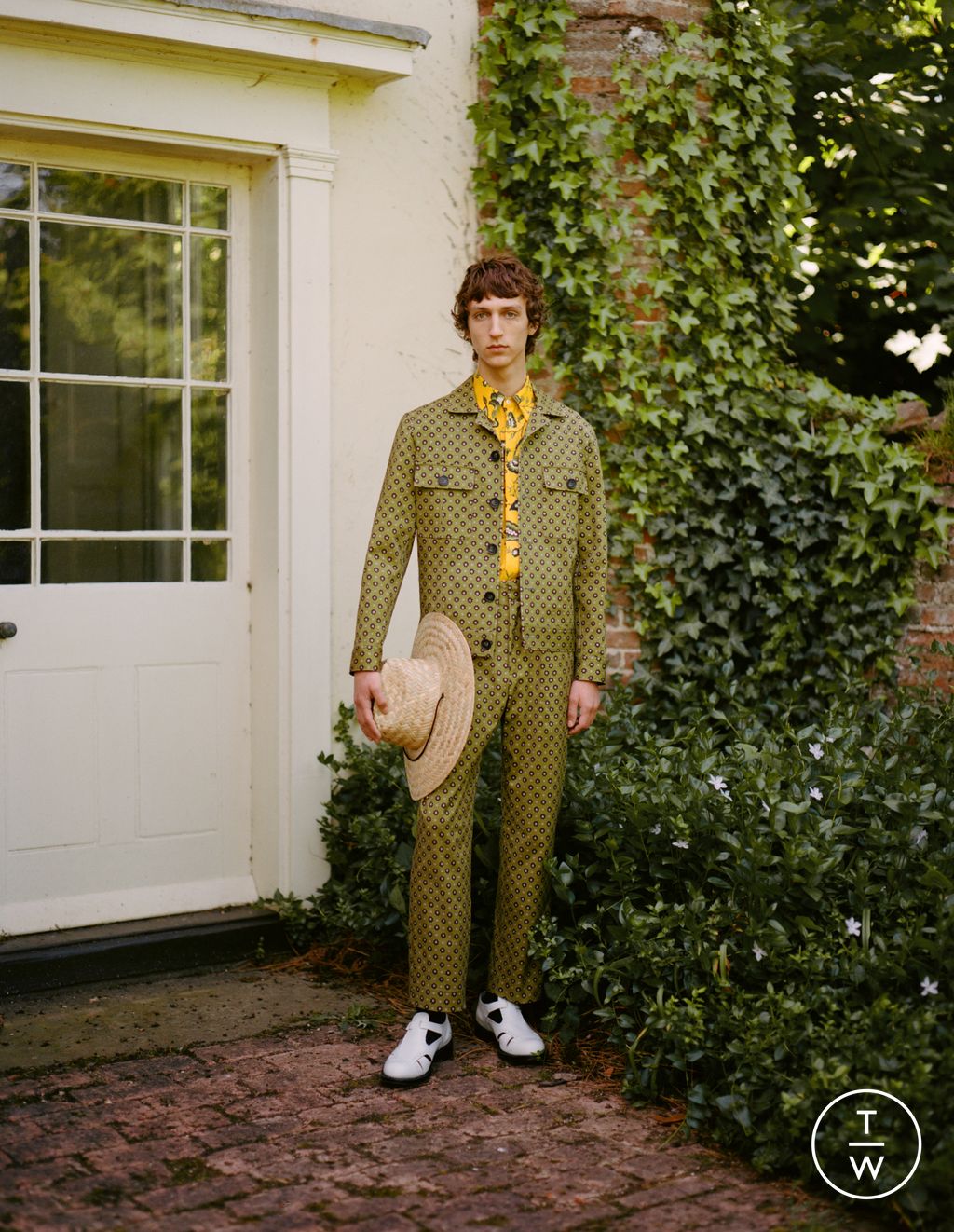 Fashion Week London Spring/Summer 2023 look 15 from the Erdem collection menswear