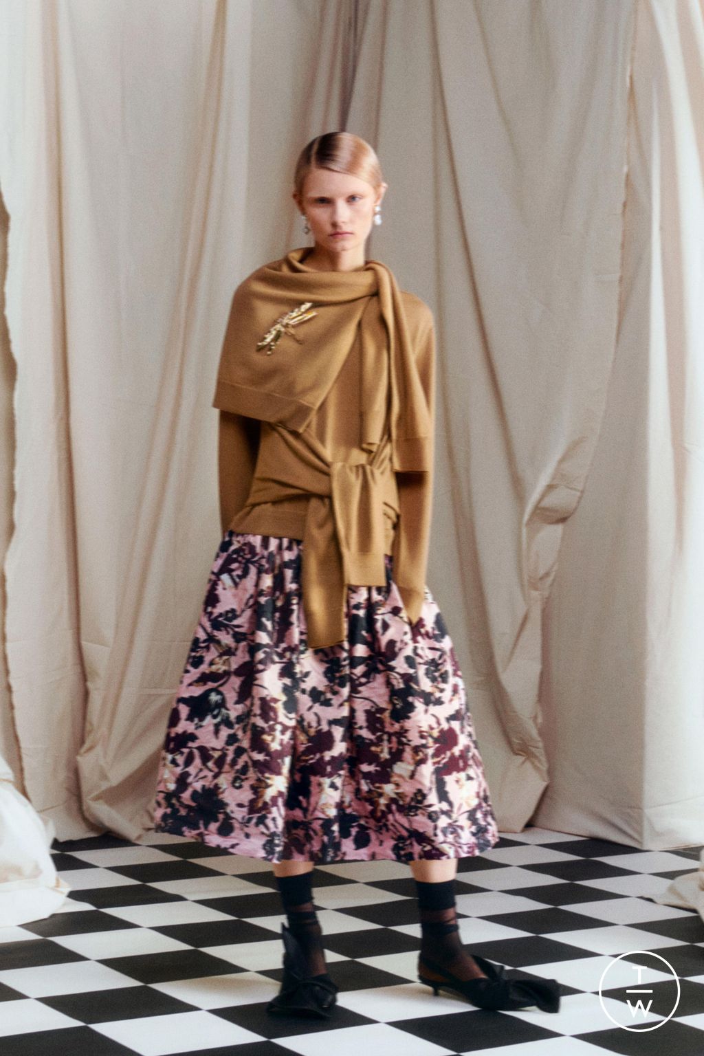 Fashion Week London Resort 2024 look 29 from the Erdem collection 女装