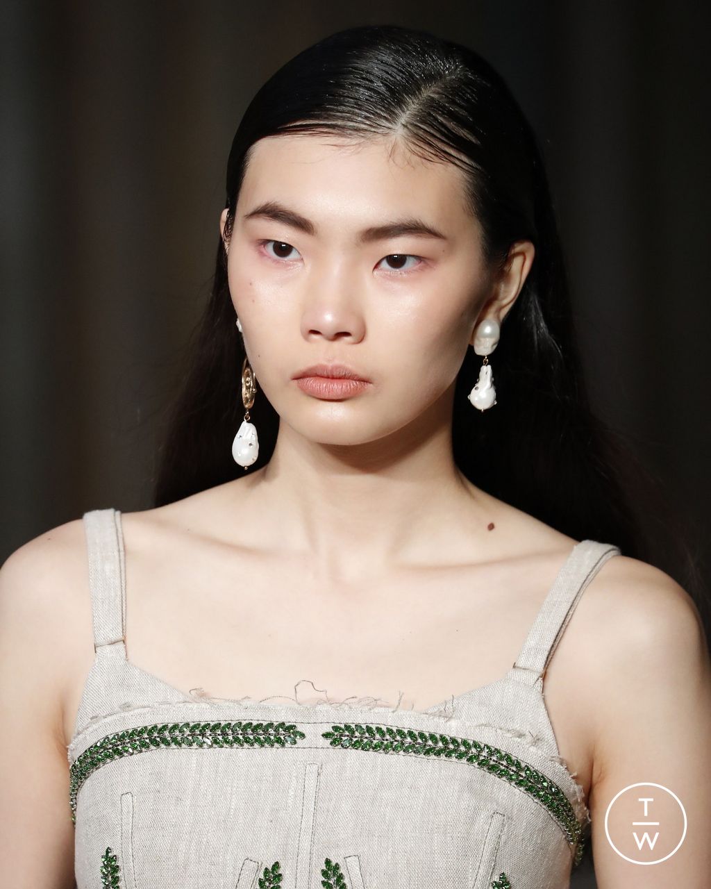 Fashion Week London Spring/Summer 2023 look 14 from the Erdem collection 女装配饰