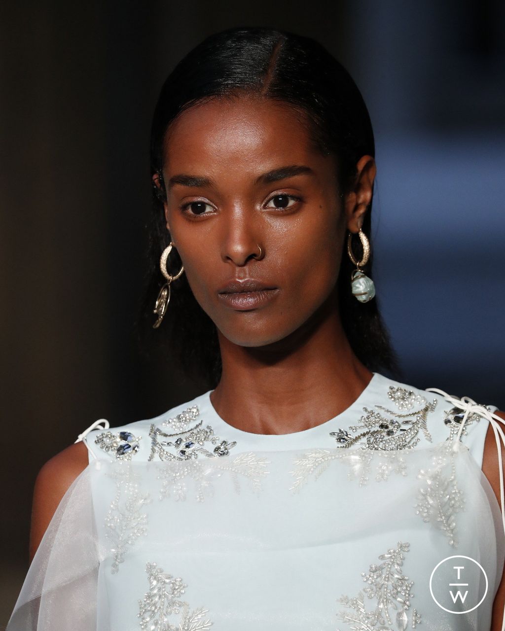 Fashion Week London Spring/Summer 2023 look 16 from the Erdem collection 女装配饰