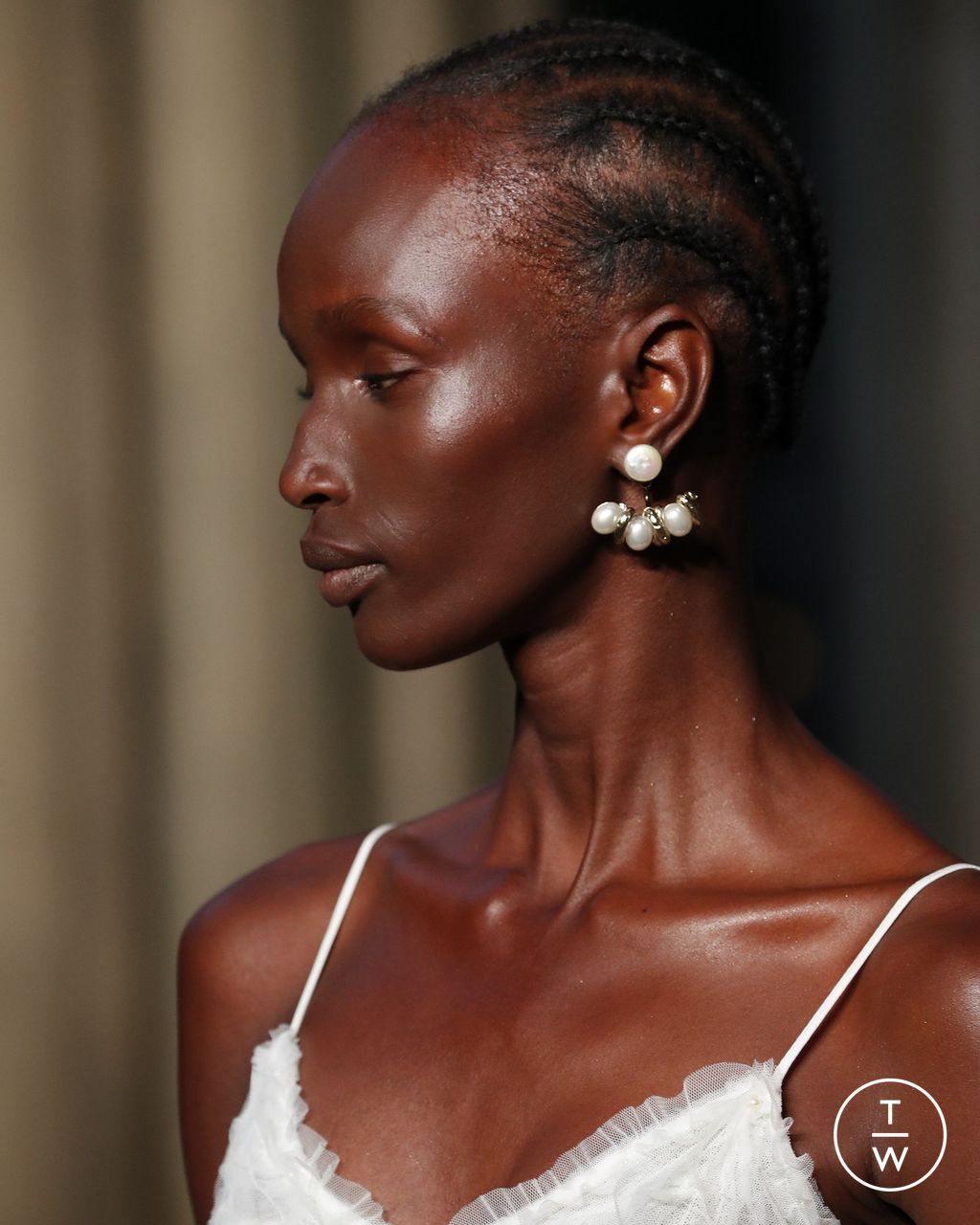 Fashion Week London Spring/Summer 2023 look 17 from the Erdem collection womenswear accessories