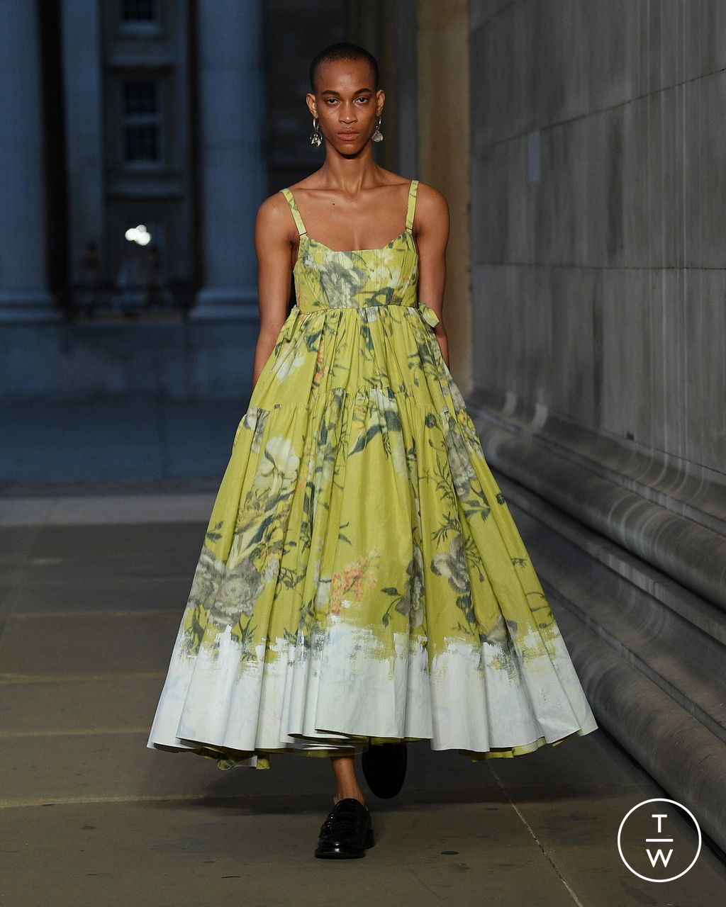 Fashion Week London Spring/Summer 2023 look 23 from the Erdem collection womenswear