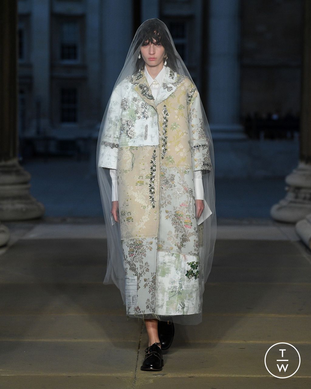 Fashion Week London Spring/Summer 2023 look 28 from the Erdem collection womenswear