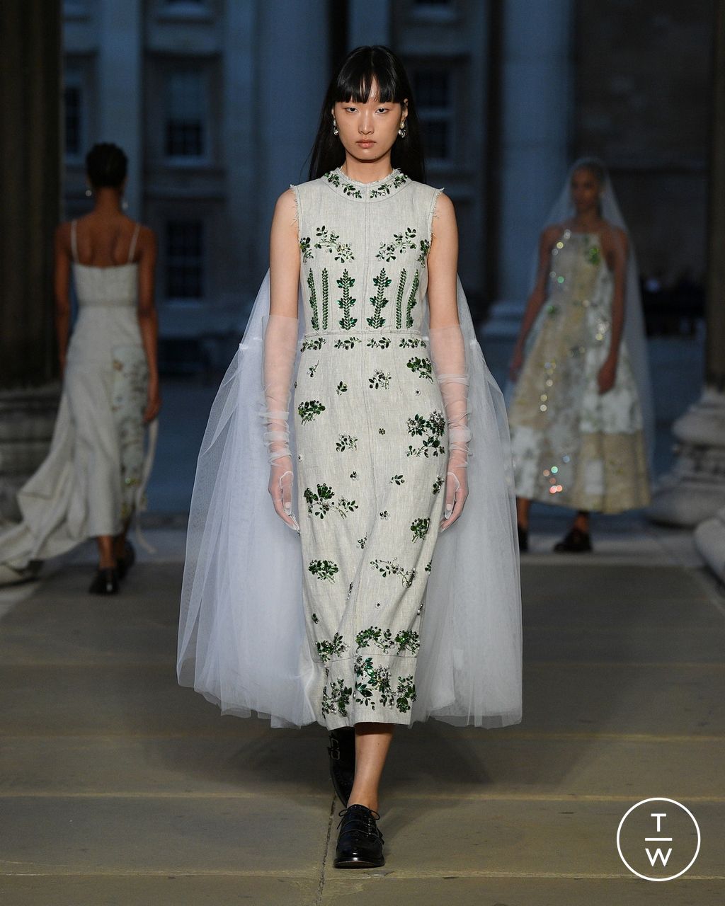 Fashion Week London Spring/Summer 2023 look 29 from the Erdem collection womenswear