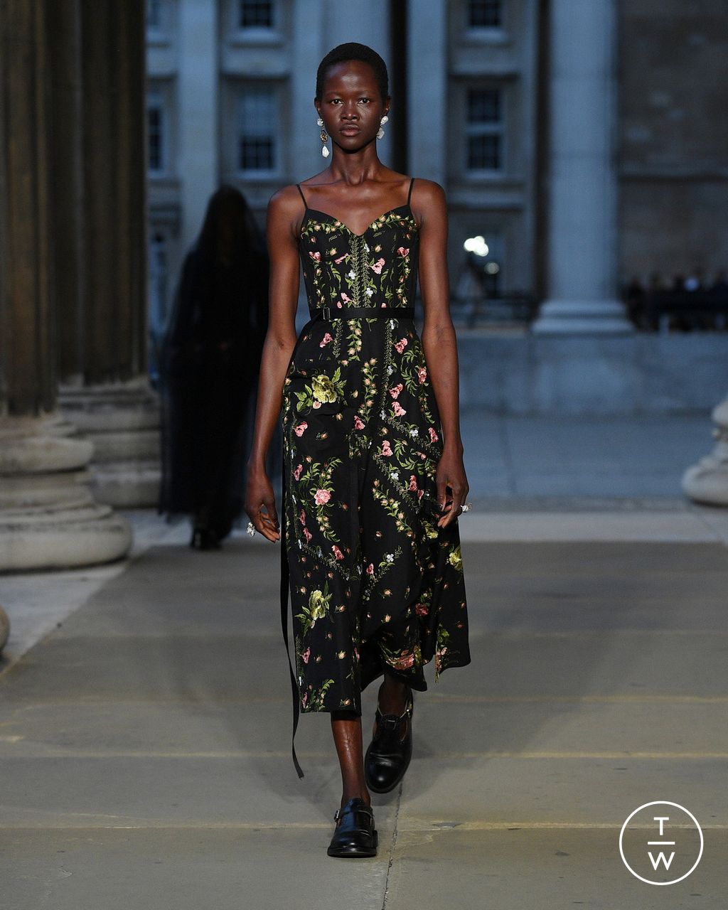 Fashion Week London Spring/Summer 2023 look 2 from the Erdem collection 女装