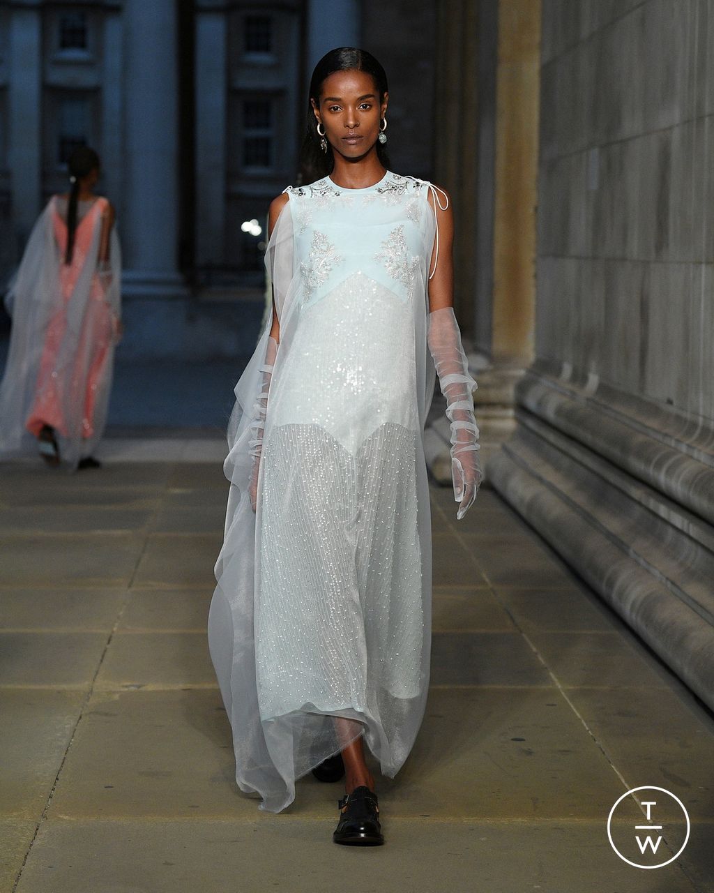 Fashion Week London Spring/Summer 2023 look 36 from the Erdem collection womenswear