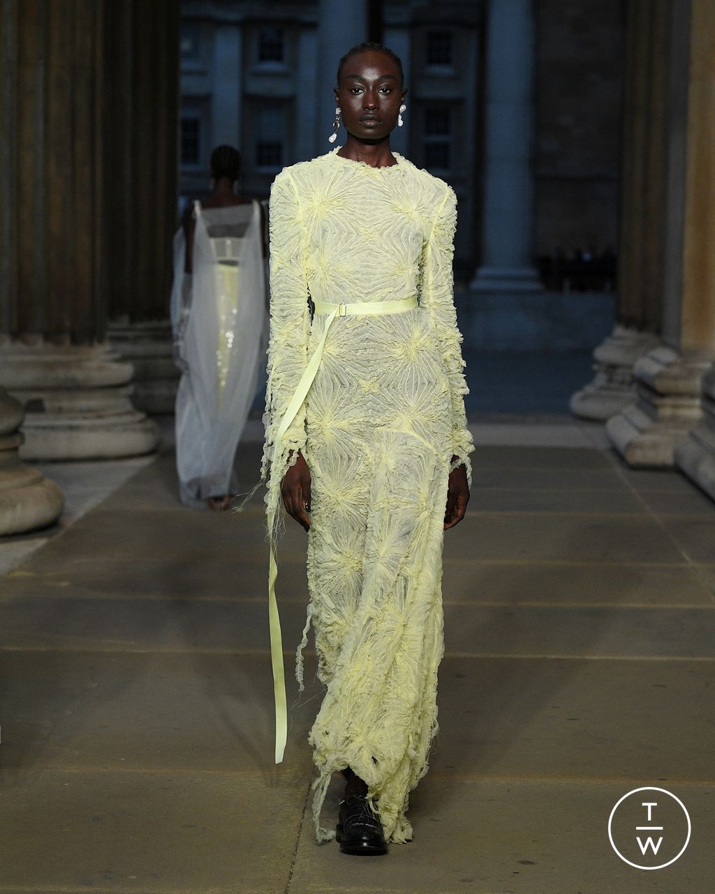 Fashion Week London Spring/Summer 2023 look 37 from the Erdem collection 女装