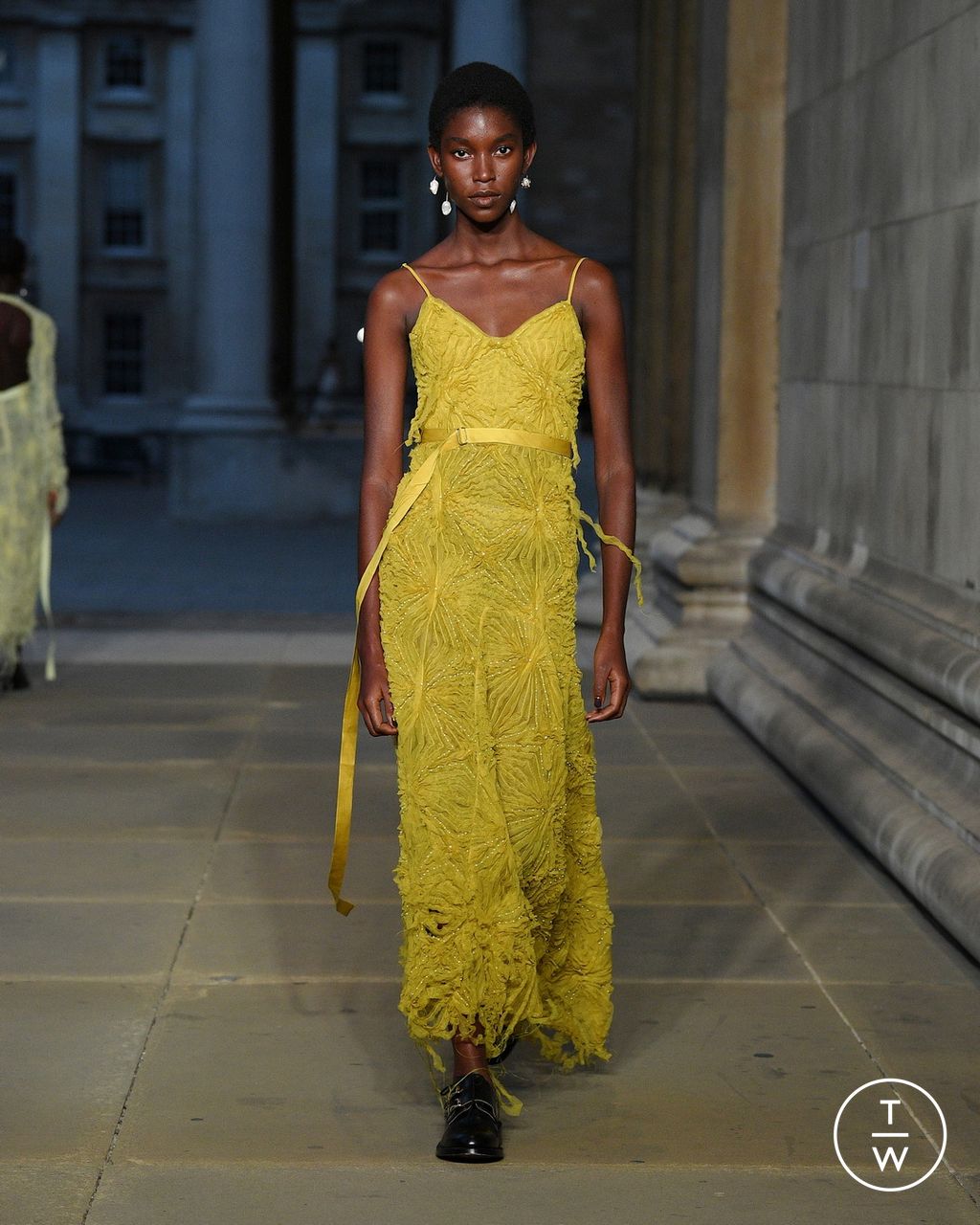 Fashion Week London Spring/Summer 2023 look 38 from the Erdem collection 女装