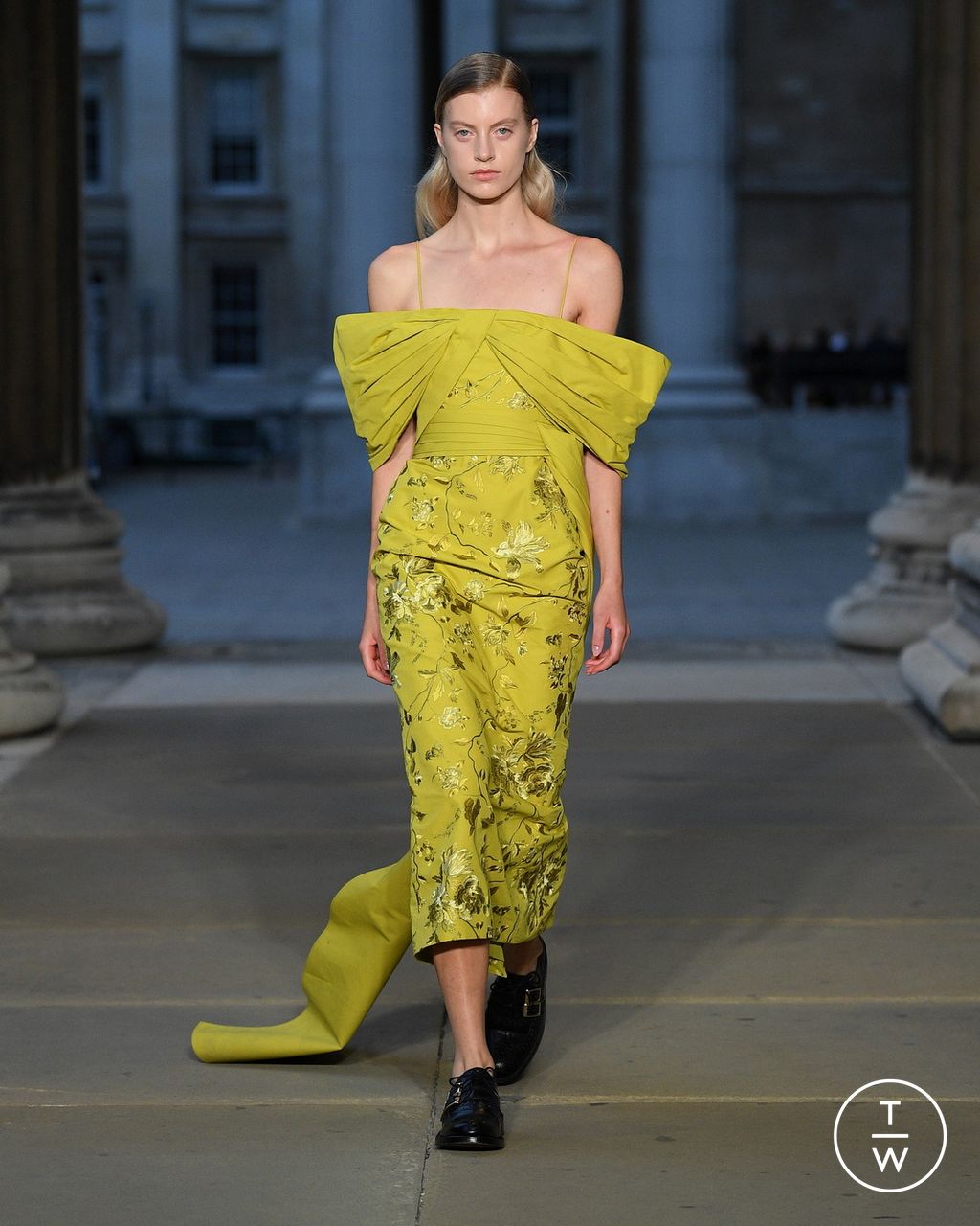 Fashion Week London Spring/Summer 2023 look 3 de la collection Erdem womenswear