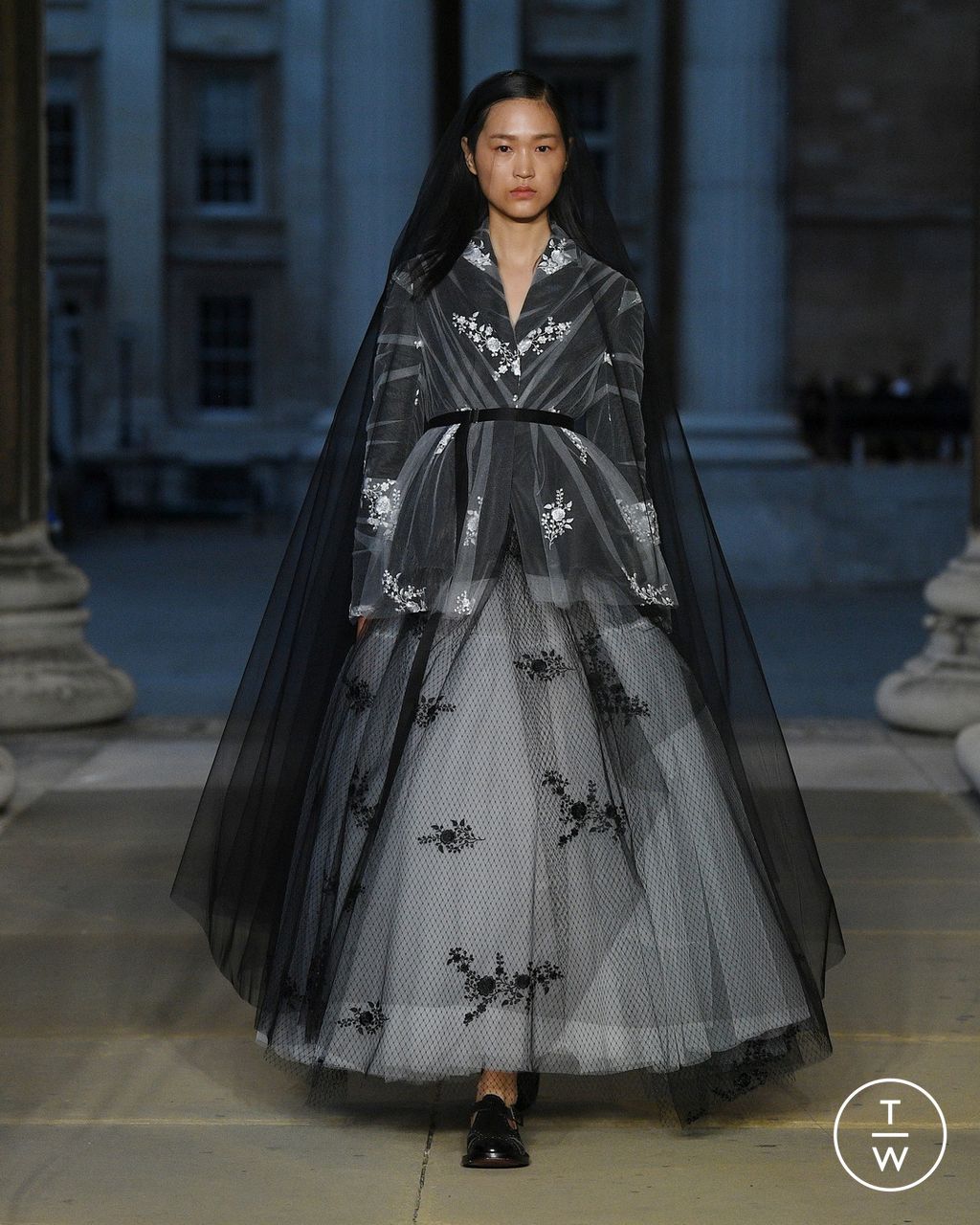 Fashion Week London Spring/Summer 2023 look 40 from the Erdem collection womenswear