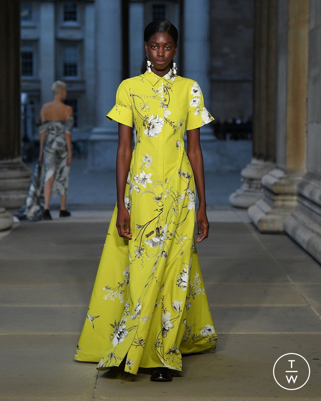Fashion Week London Spring/Summer 2023 look 7 from the Erdem collection 女装