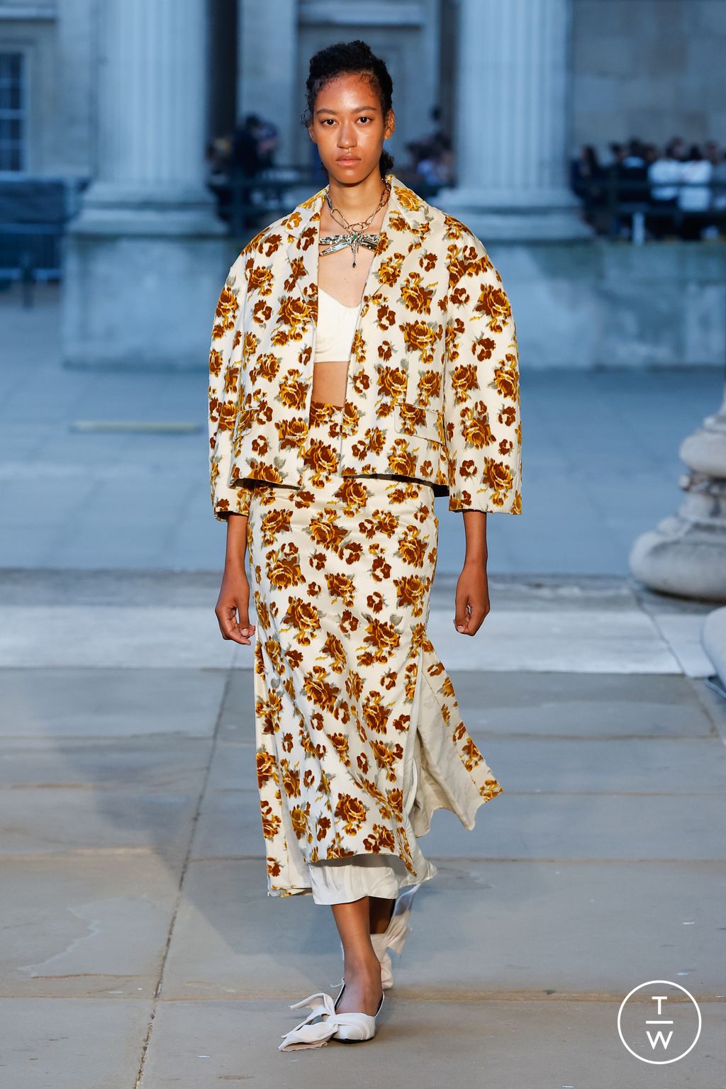 Fashion Week London Spring/Summer 2024 look 2 from the Erdem collection womenswear